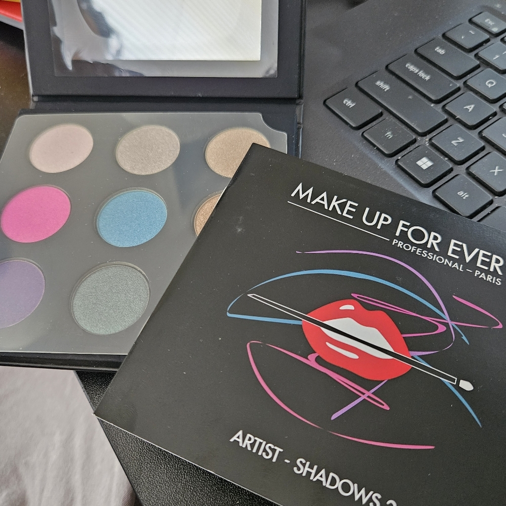 Eyeshadow - Picture 3 of 3